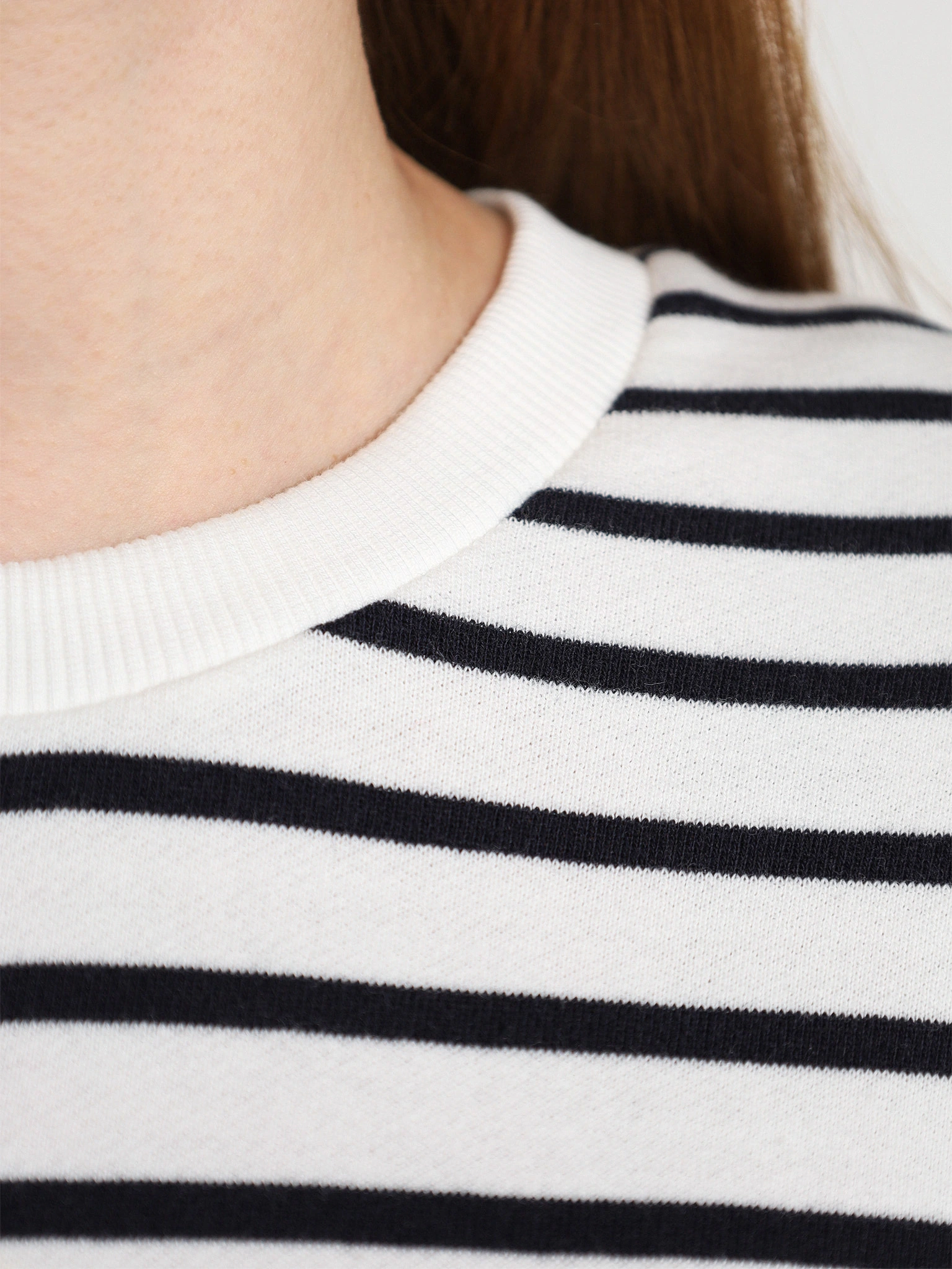 Толстовка белого цвета в полоску из хлопка